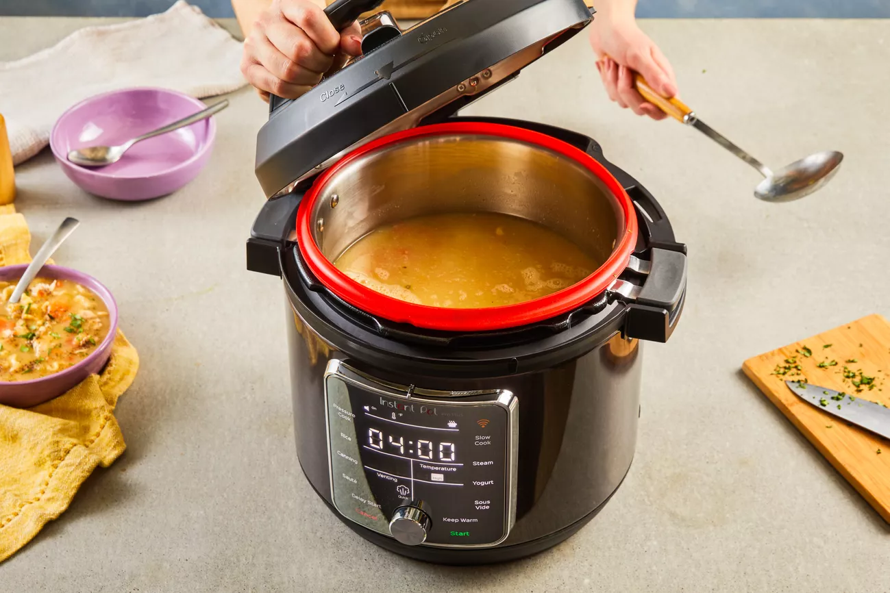 alr-tier-3-product-instant-pot-pro-plus-6-quart-smart-multi-cooker-wdickey-105-6554ecdc72564c95b08369213bb16b3a Multifunkční tlakový hrnec