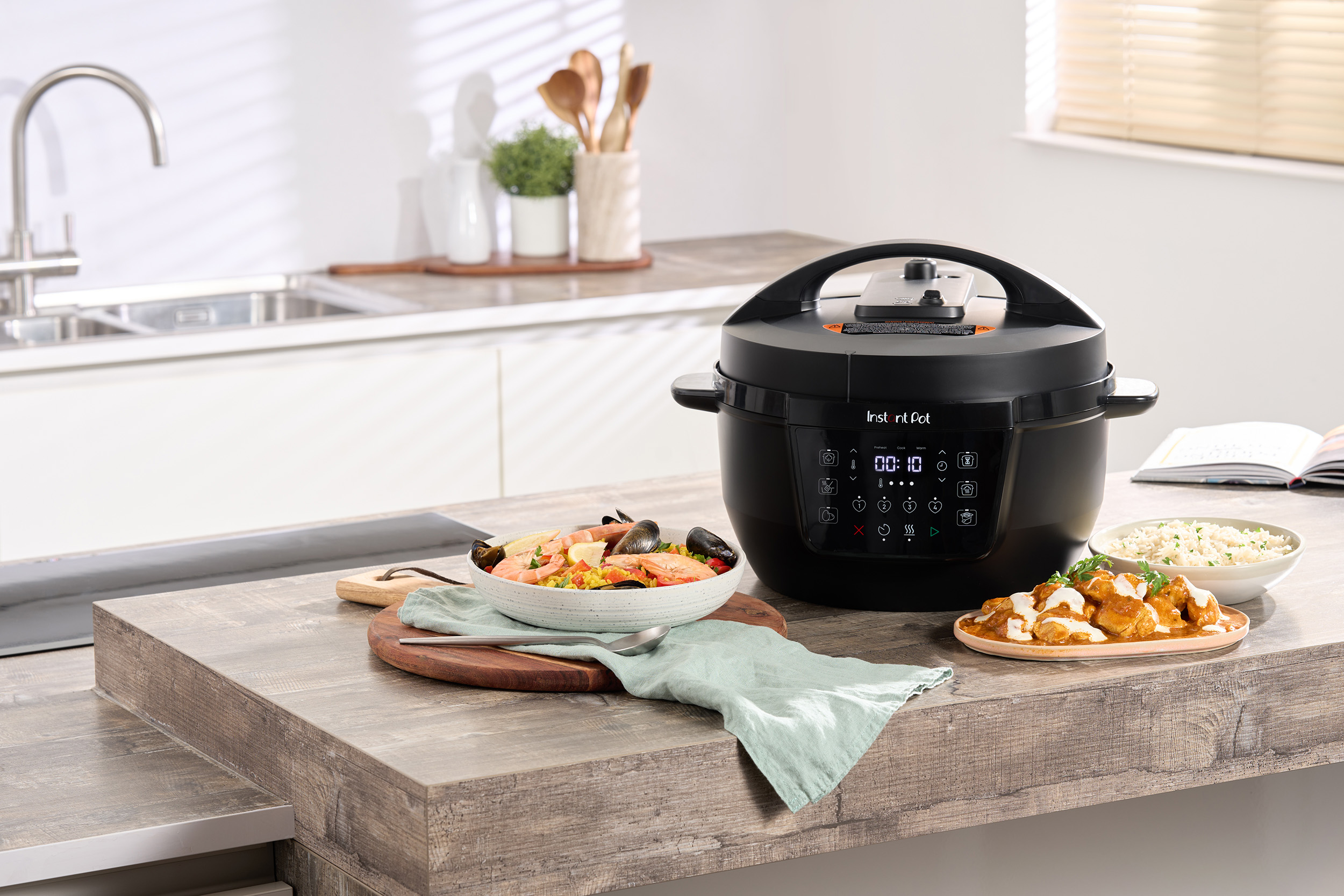 Instant Brands - Sarah - Kitchen lifestyles and on whites - 1607242175 Duo 6 dimenze