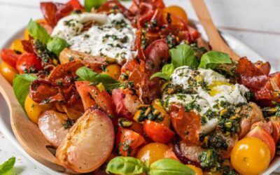 Letní broskvový a rajčatový salát s křupavou šunkou a pistáciovým pestem