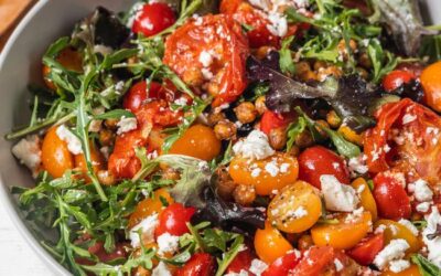 Salát z rajčat a extra křupavé cizrny