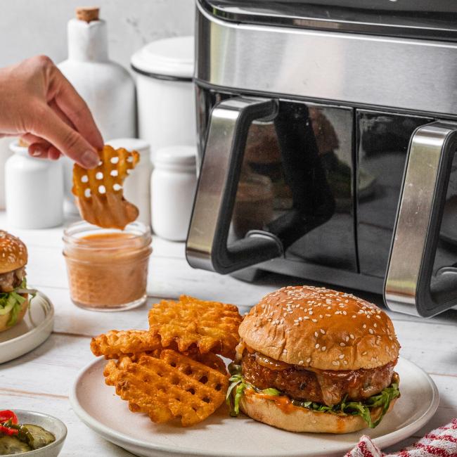 Lepkavé, pikantní klobásové burgery